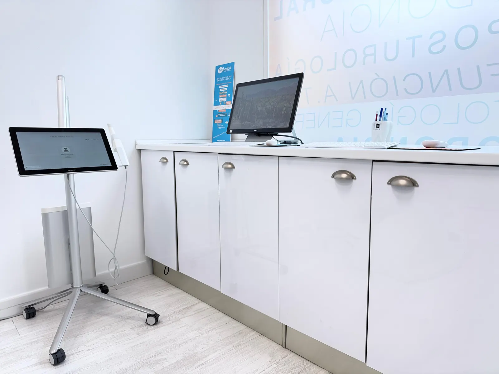 Escáner intraoral y equipo digital en el gabinete de Clínica Dental Novalis
