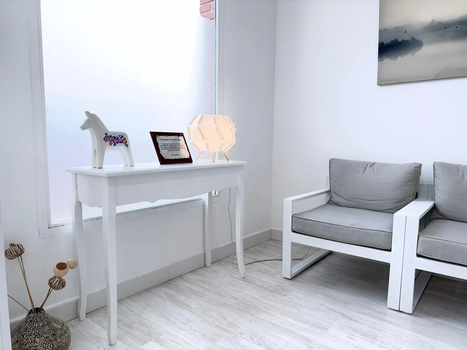 Sala de espera luminosa de Clínica Dental Novalis en Bargas